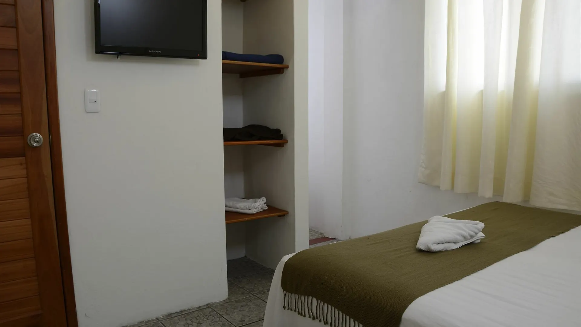 Aquamarine Galapagos Hotel بويرتو أيورا