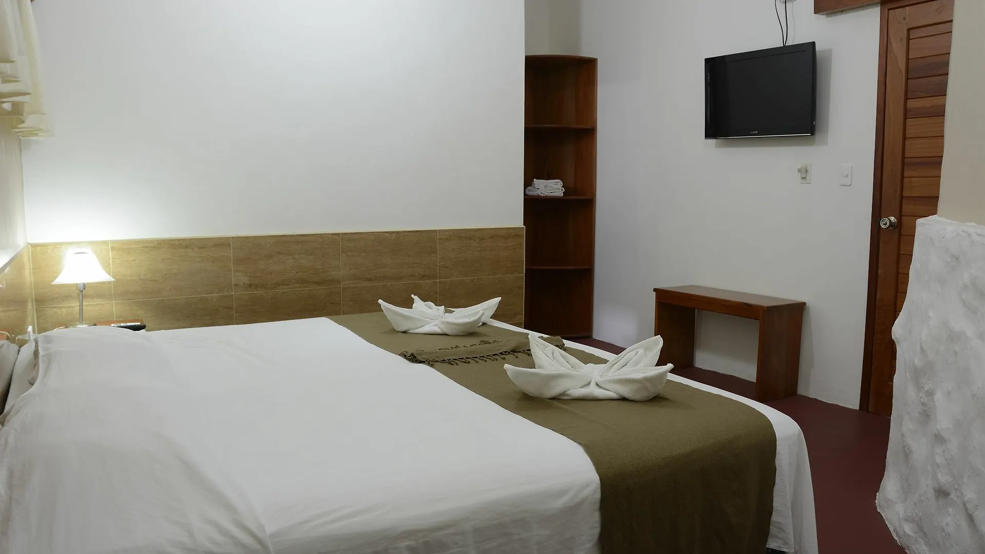 Aquamarine Galapagos Hotel بويرتو أيورا